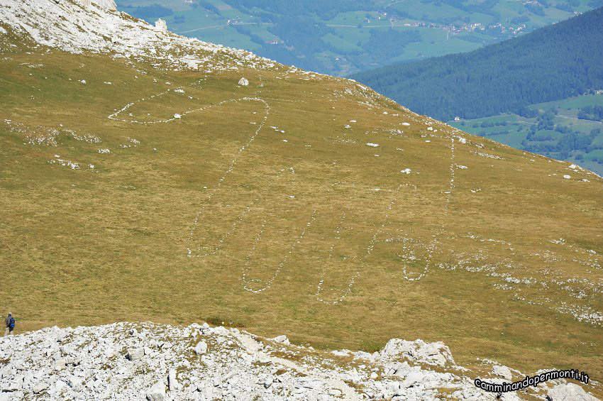 081 Land art ai piedi del Monte Petz.JPG